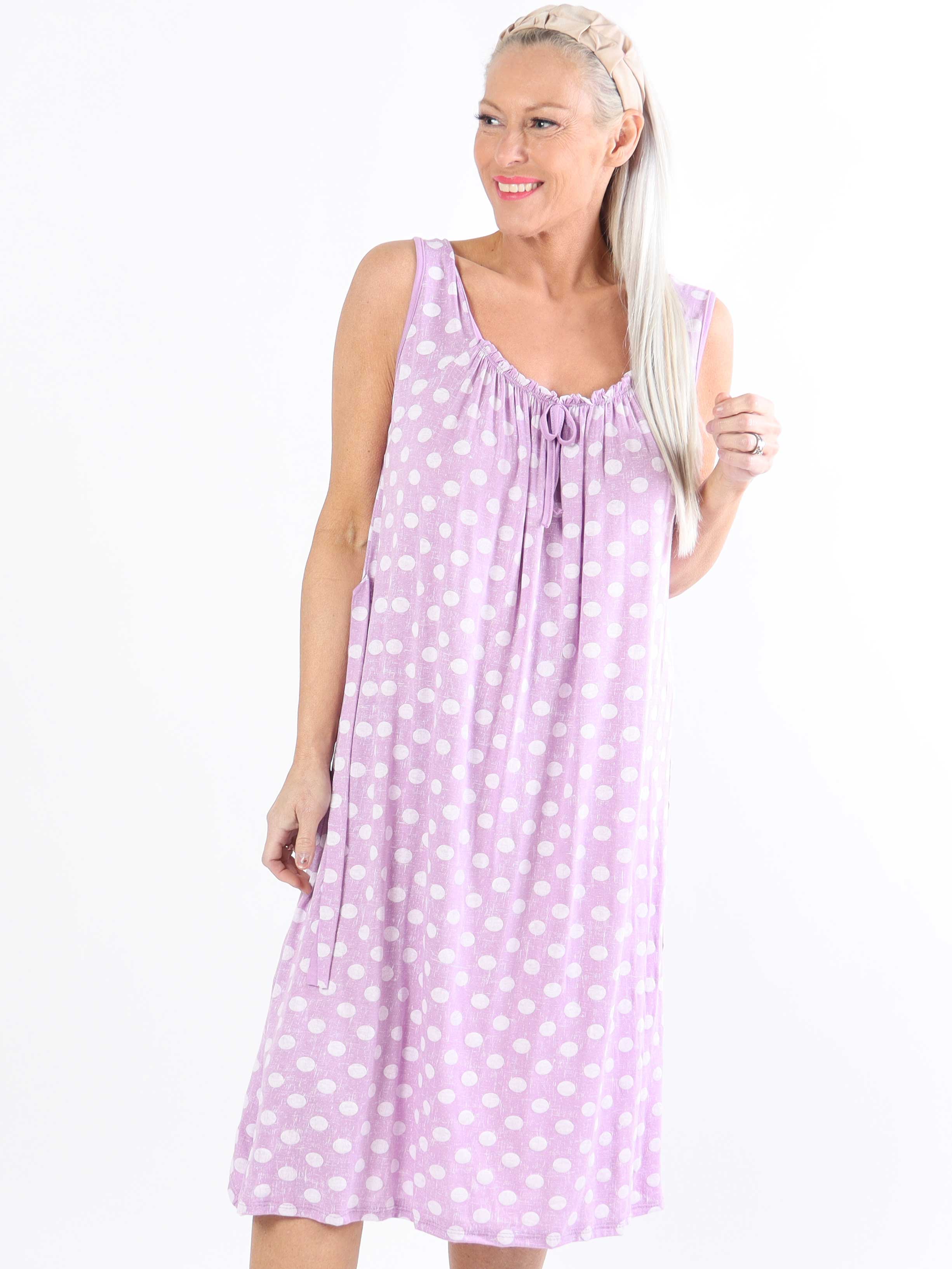 Medina - Prikket plus size kjole med bindebånd